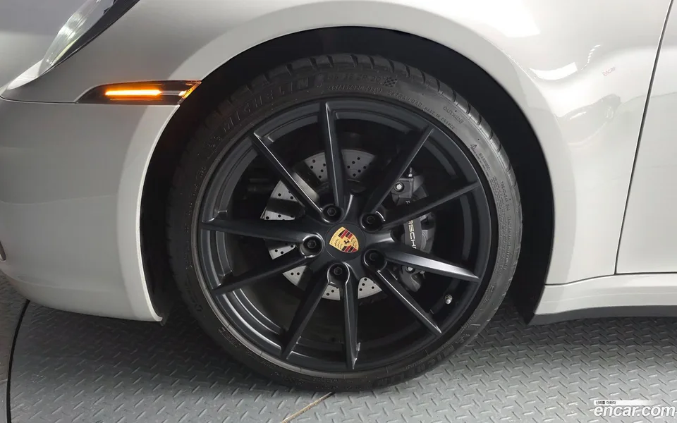 Porsche 911 (992) 2024 — миниатюра 2