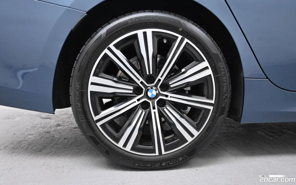 BMW 3 Series 320i 2025 — thumbnail 5