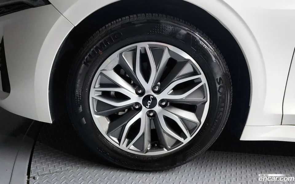 Kia K5 Hybrid 2023 — thumbnail 2