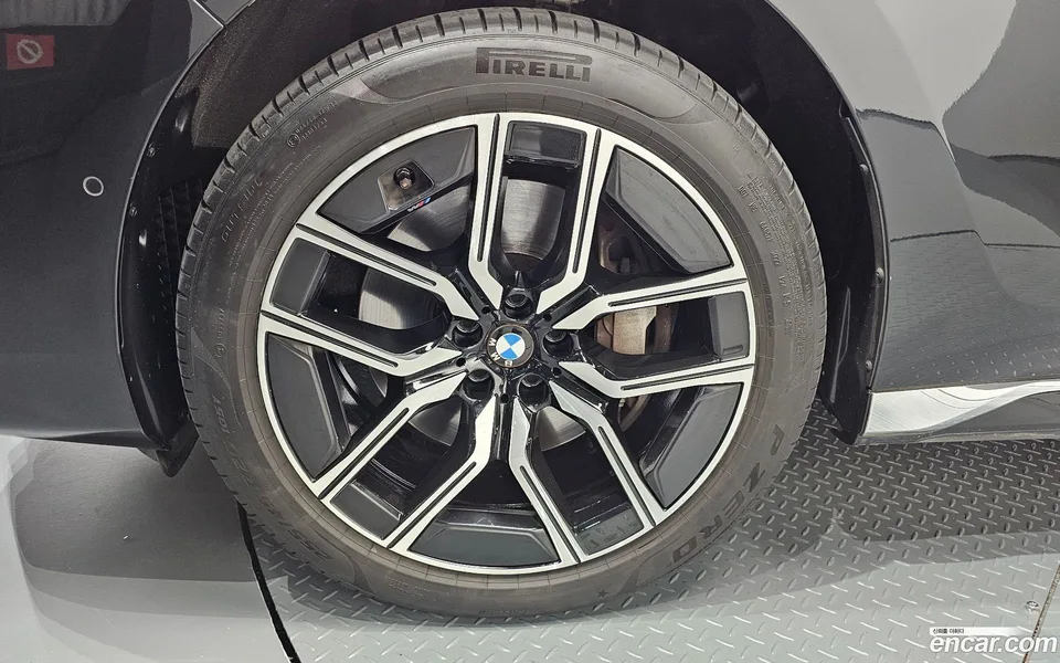 BMW 7 Series 740i sDrive M 2023 — thumbnail 2