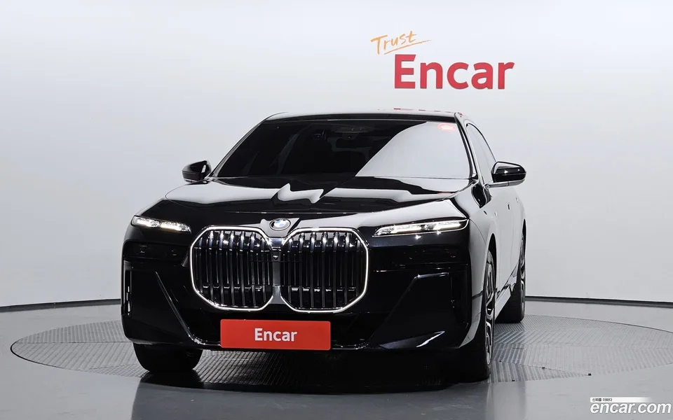 BMW 7 Series 740i sDrive M 2023 — thumbnail 3