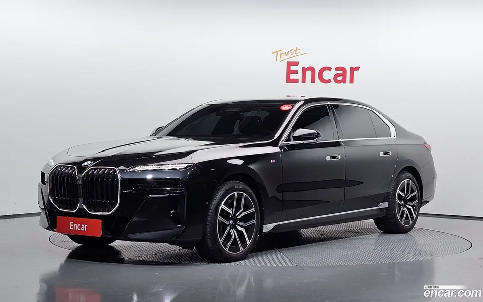 BMW 7 Series 740i sDrive M 2023 — photo 1, buy with delivery to Moscow