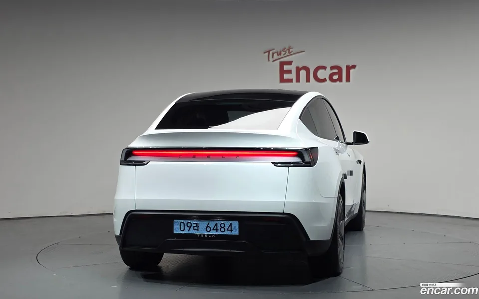 Tesla Model Y RWD 2025 — thumbnail 4