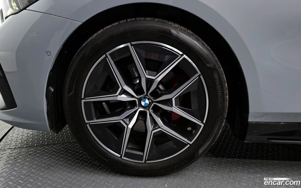 BMW 5 Series 520i 2025 — thumbnail 5