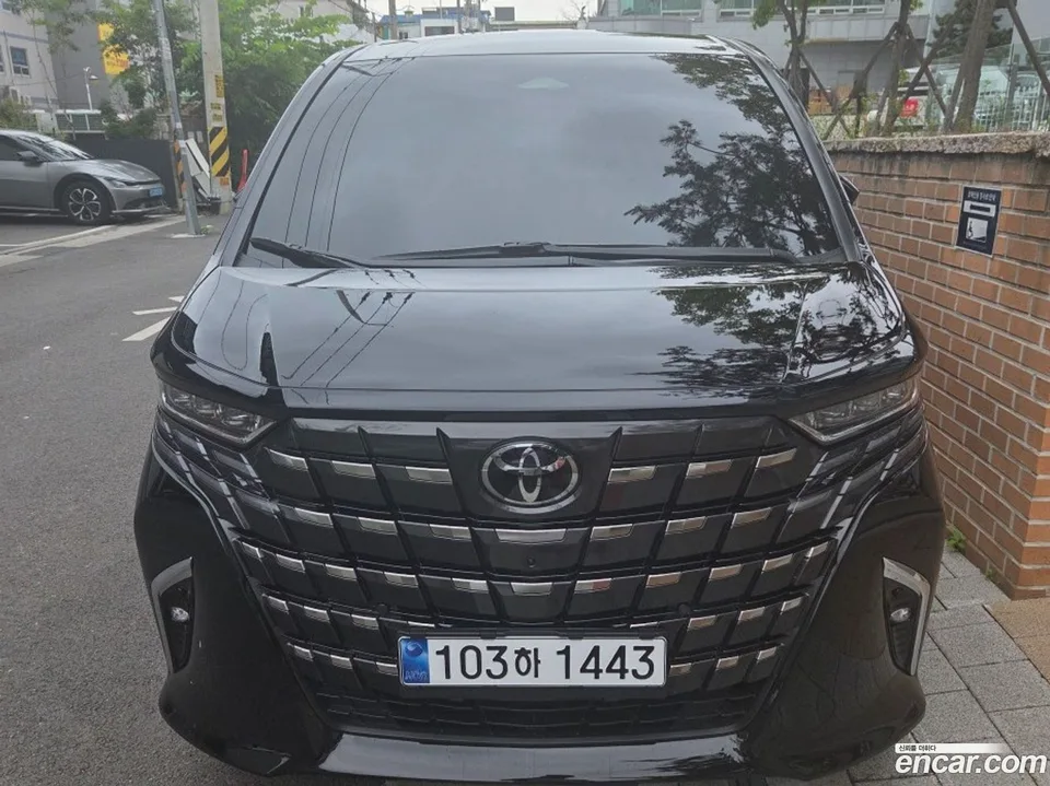Toyota Alphard 2.5 HEV AWD 2025 — photo 1, buy with delivery to Moscow