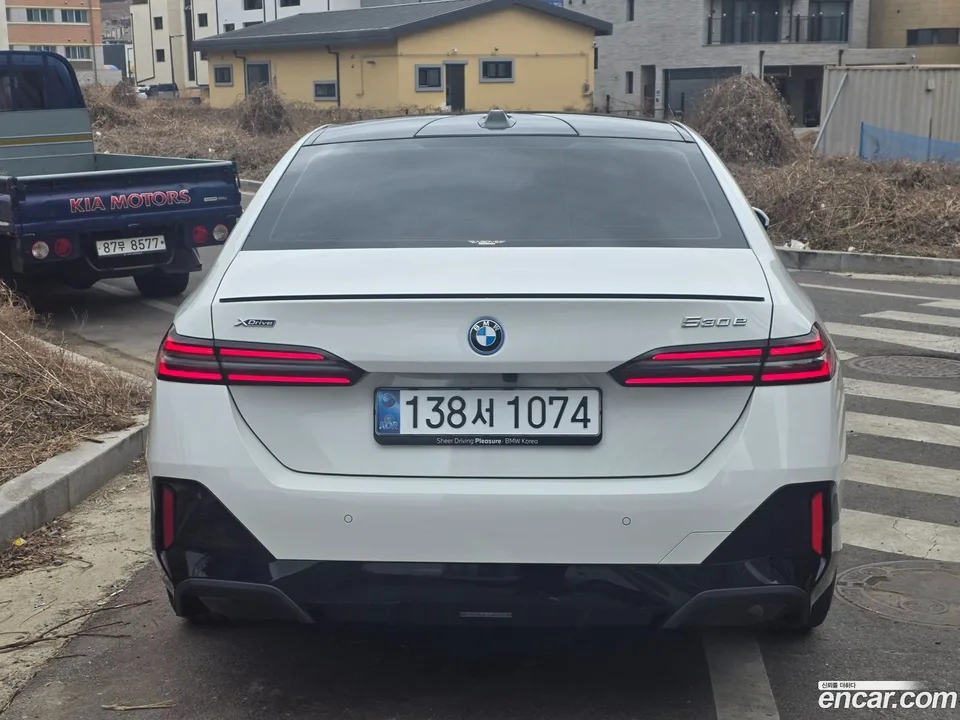 BMW 5 Series 530e xDrive M 2025 — thumbnail 2