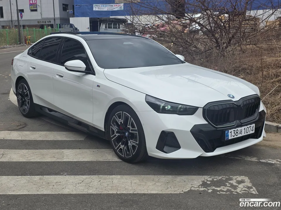 BMW 5 Series 530e xDrive M 2025 — thumbnail 3