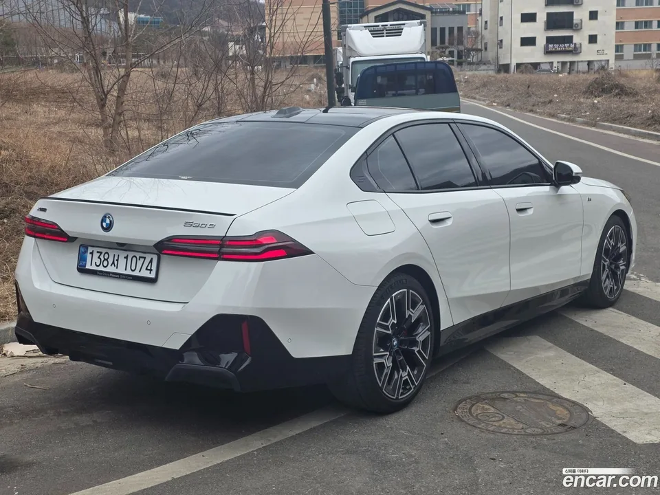 BMW 5 Series 530e xDrive M 2025 — thumbnail 4