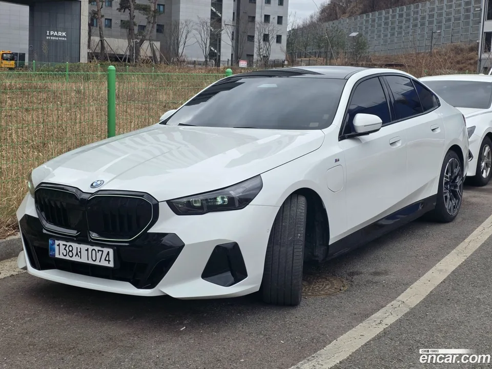 BMW 5 Series 530e xDrive M 2025 — photo 1, buy with delivery to Moscow