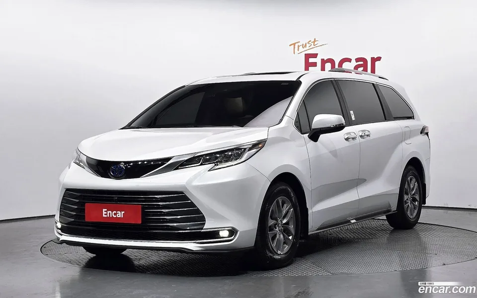 Toyota Sienna 2.5 AWD 2023 — photo 1, buy with delivery to Moscow