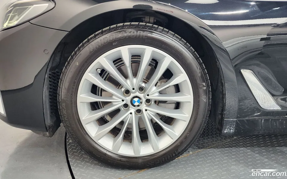 BMW 5 Series 520i 2022 — миниатюра 2