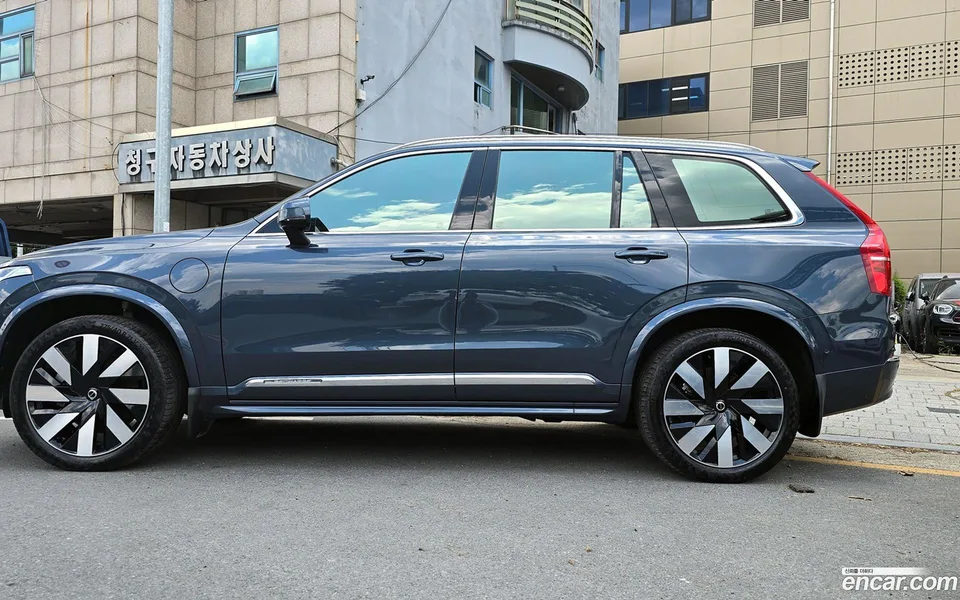 Volvo XC90 T8 2024 — thumbnail 3