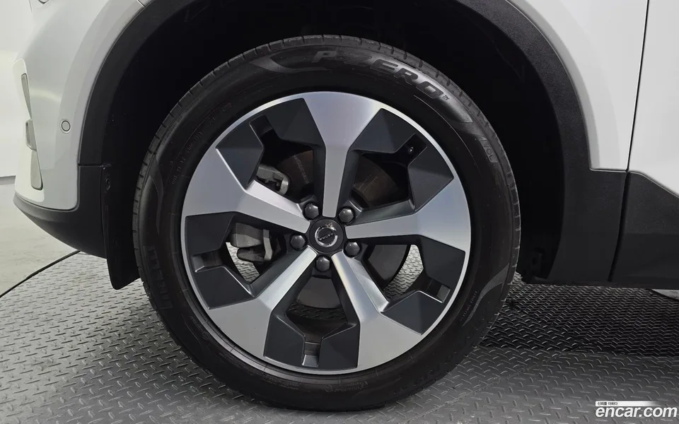 Volvo XC40 B4 2024 — thumbnail 2