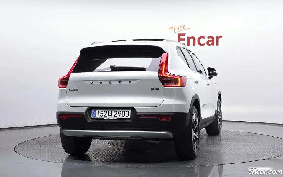 Volvo XC40 B4 2024 — thumbnail 4