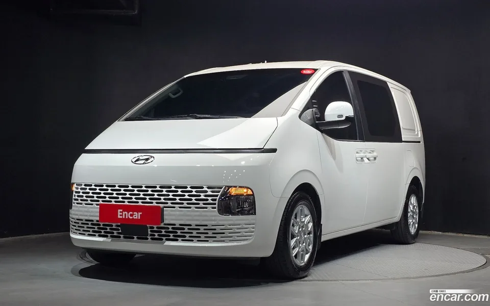 Hyundai Staria 5 2022 — фото 1, купить с доставкой в Москву