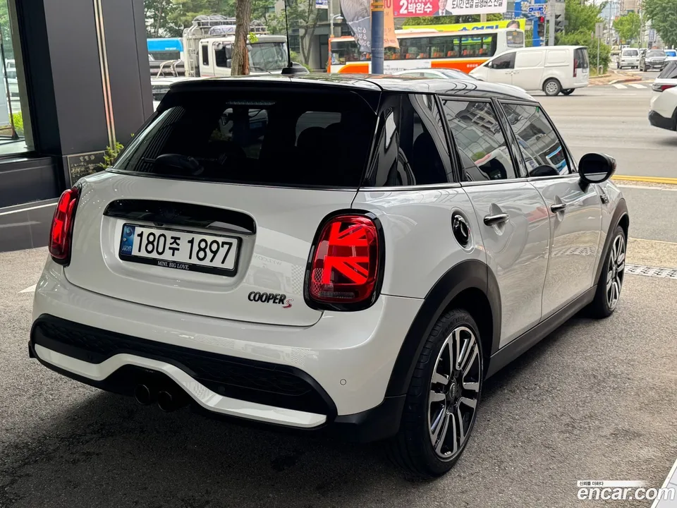 MINI Cooper S 2024 — фото 1, купить с доставкой в Москву