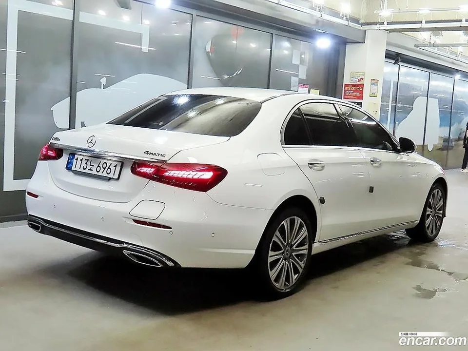 Mercedes-Benz E-Class E300e 4MATIC 2022 — thumbnail 3