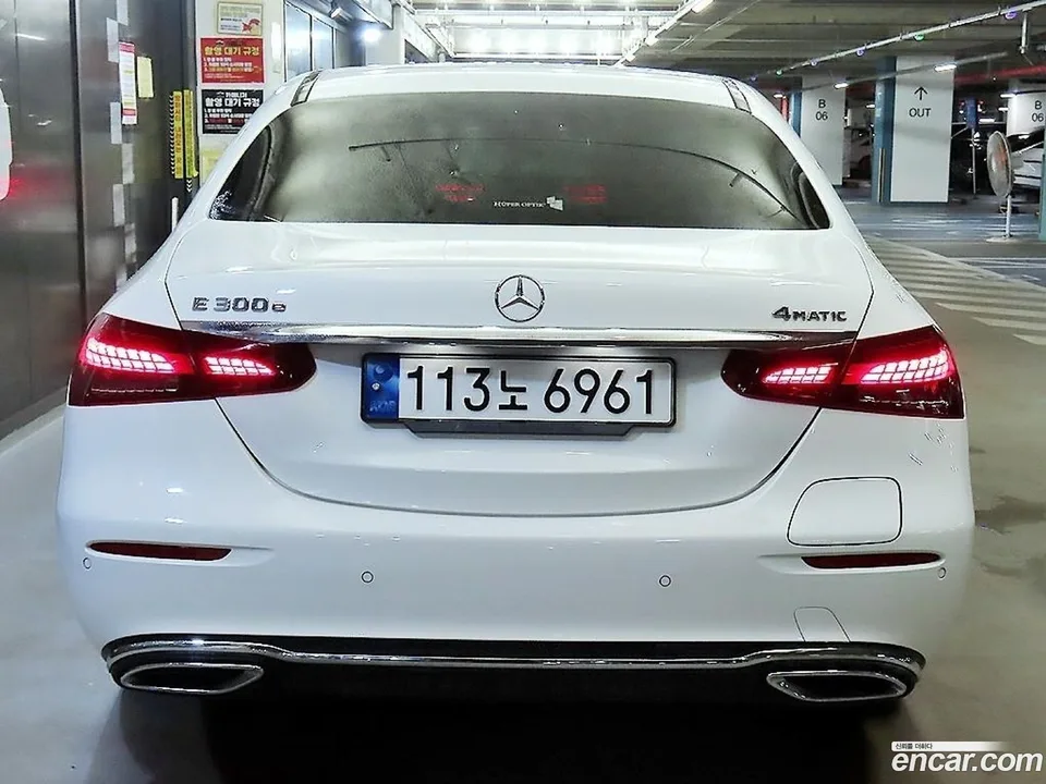 Mercedes-Benz E-Class E300e 4MATIC 2022 — thumbnail 4