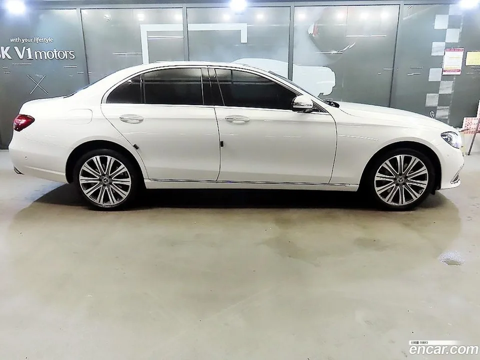 Mercedes-Benz E-Class E300e 4MATIC 2022 — thumbnail 5