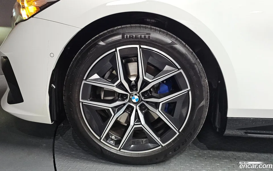 BMW 5 Series 520i M 2025 — thumbnail 2
