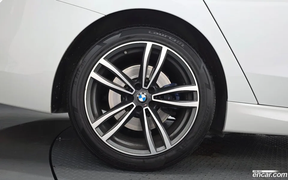 BMW 6 Series GT 620d M 2022 — thumbnail 2
