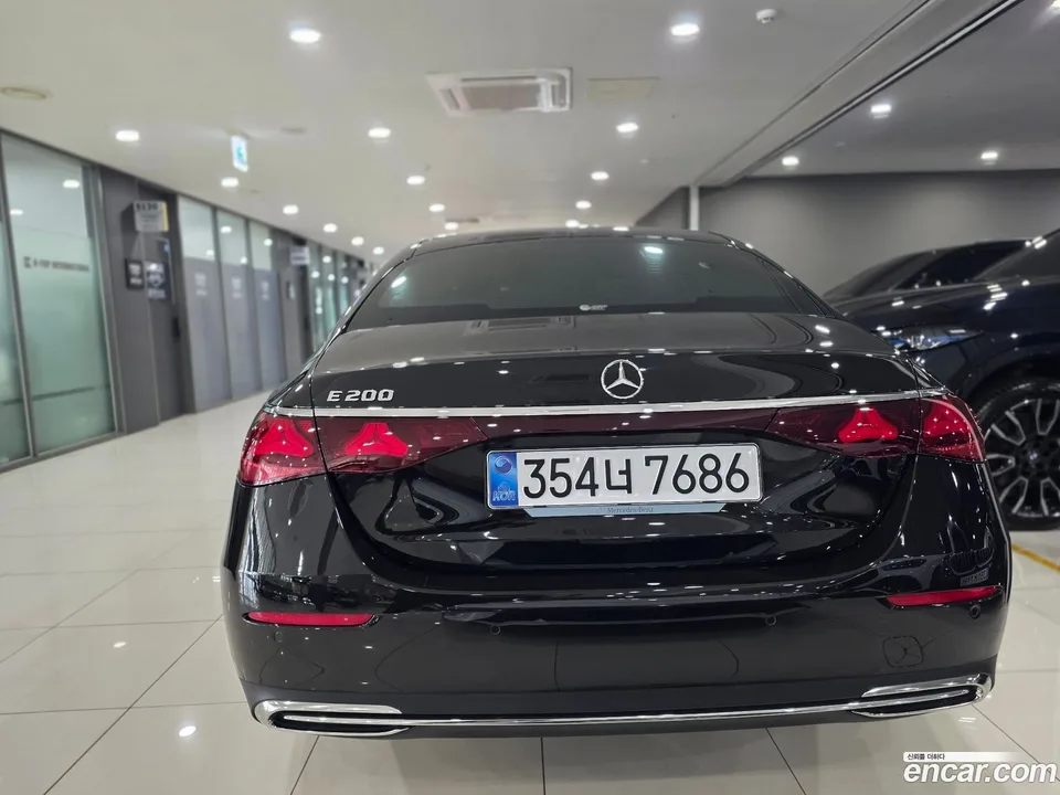 Mercedes-Benz E-Class E200 2025 — thumbnail 4