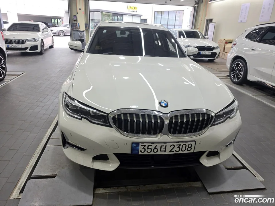 BMW 3 Series 320i 2022 — photo 1, buy with delivery to Moscow