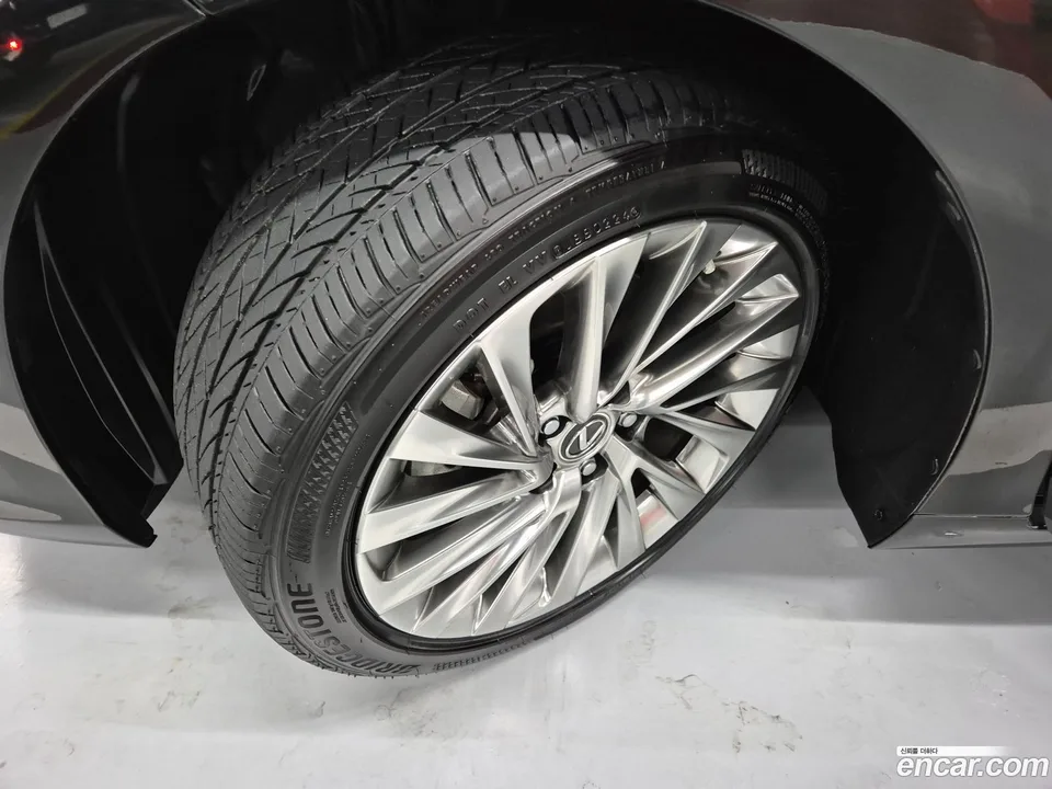 Lexus ES 300h 2024 — thumbnail 2
