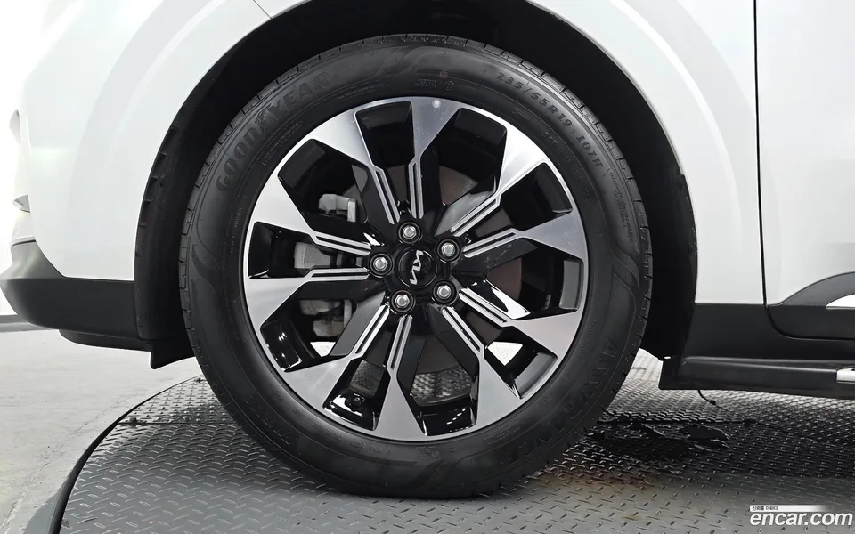 Kia Carnival 9 2023 — thumbnail 2