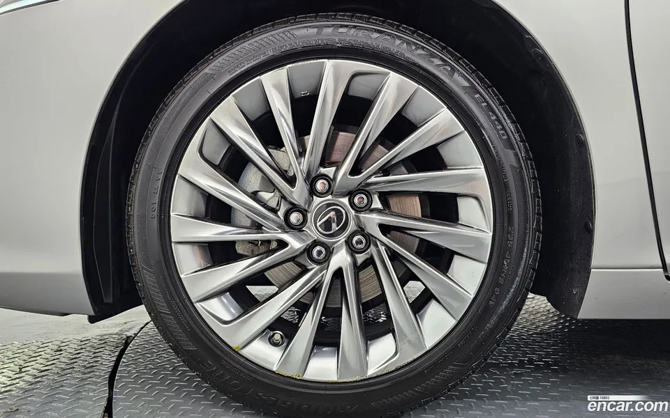 Lexus ES 300h 2023 — thumbnail 2
