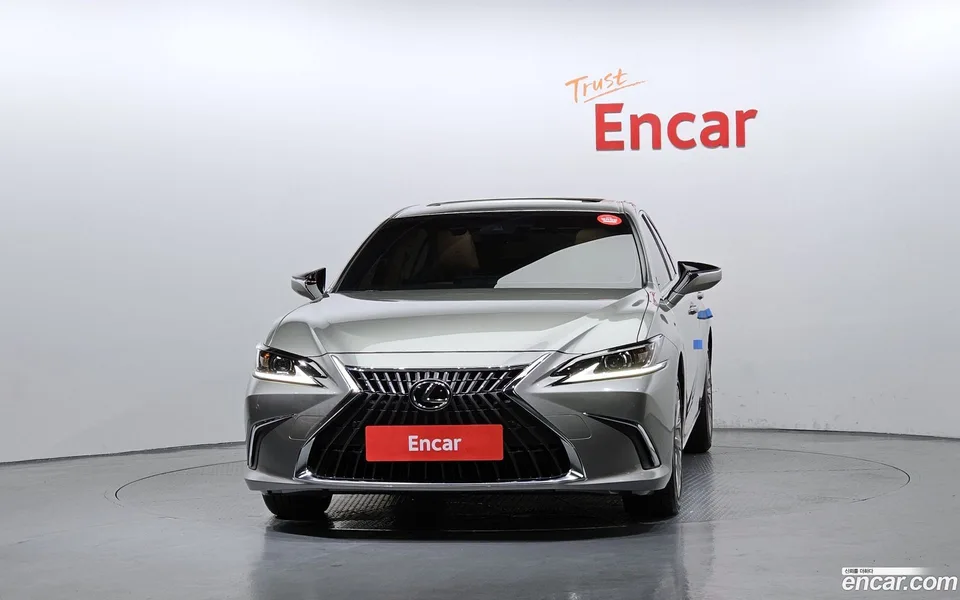 Lexus ES 300h 2023 — thumbnail 3