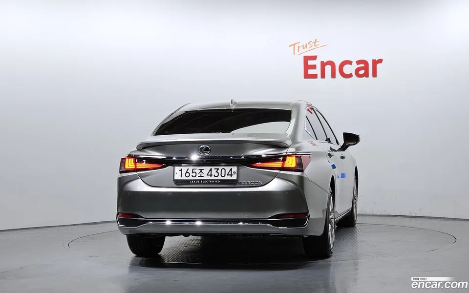Lexus ES 300h 2023 — thumbnail 4