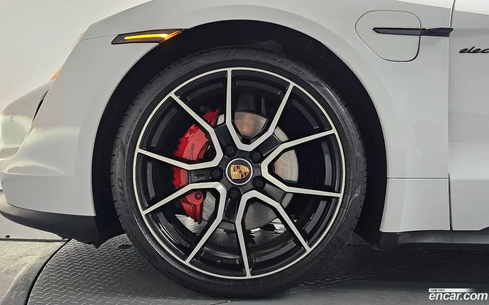 Porsche Taycan 2023 — миниатюра 5