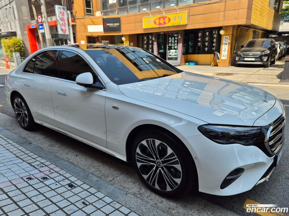 Mercedes-Benz E-Class E350e 4MATIC 2025 — thumbnail 3