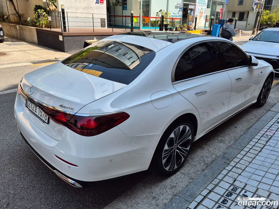Mercedes-Benz E-Class E350e 4MATIC 2025 — thumbnail 4