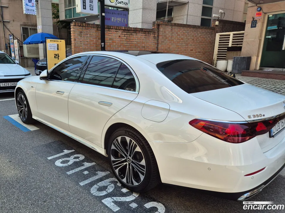 Mercedes-Benz E-Class E350e 4MATIC 2025 — thumbnail 5