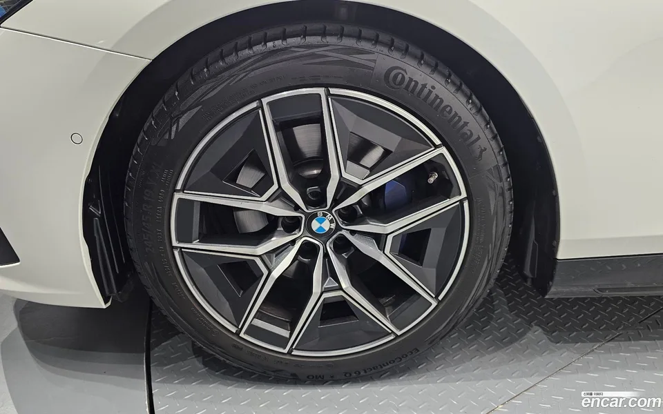 BMW 5 Series 520i M 2025 — thumbnail 5
