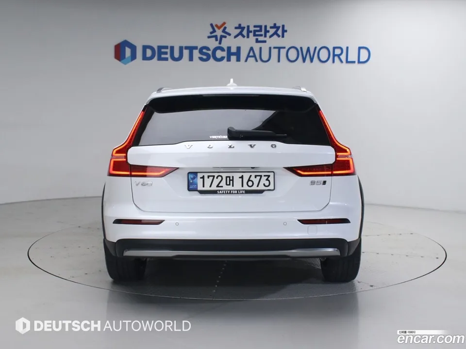 Volvo V60 Cross Country B5 AWD 2023 — thumbnail 4