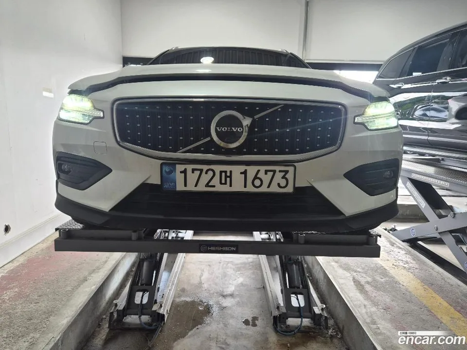 Volvo V60 Cross Country B5 AWD 2023 — photo 1, buy with delivery to Moscow