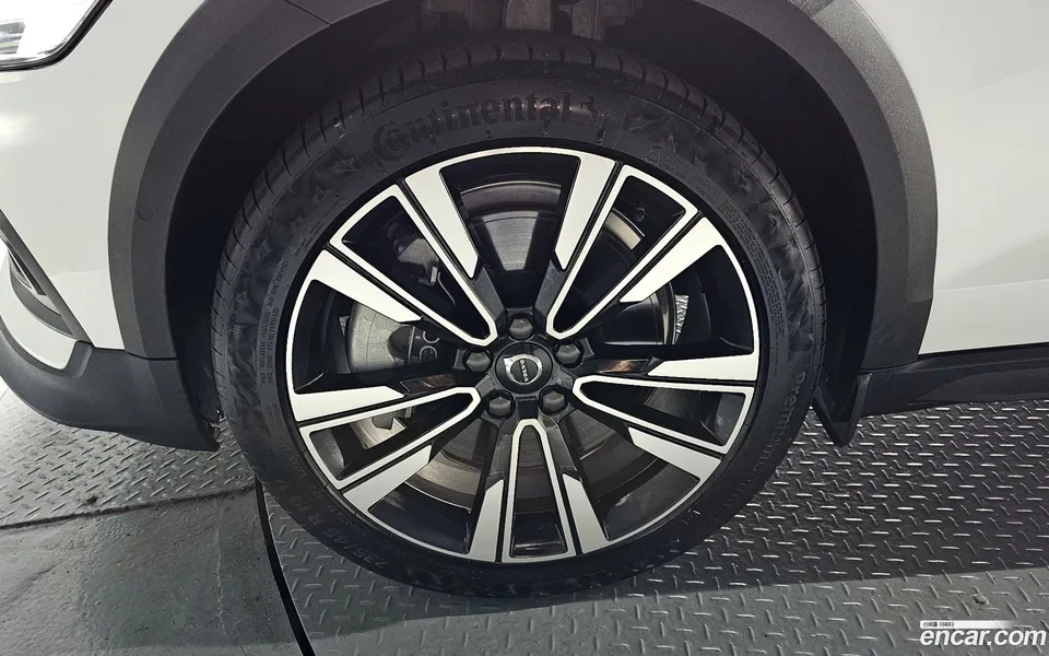 Volvo V60 Cross Country B5 AWD 2025 — thumbnail 2