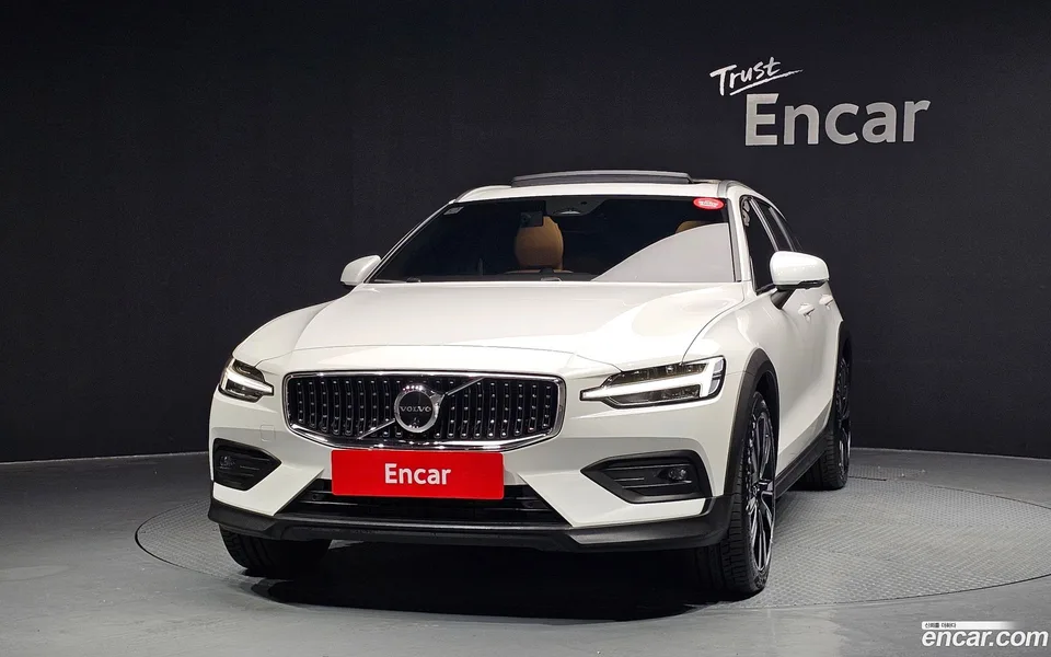 Volvo V60 Cross Country B5 AWD 2025 — thumbnail 3