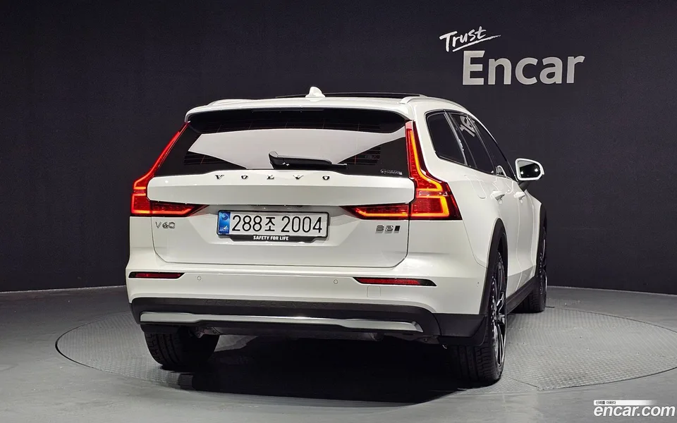Volvo V60 Cross Country B5 AWD 2025 — thumbnail 4