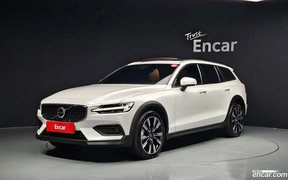 Volvo V60 Cross Country B5 AWD 2025 — photo 1, buy with delivery to Moscow