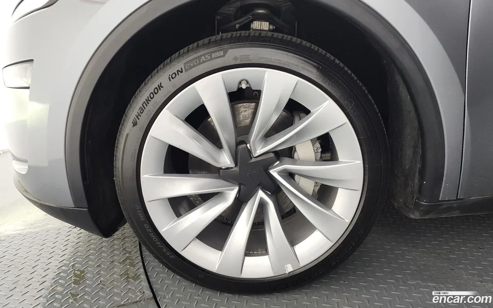 Tesla Model Y AWD 2025 — thumbnail 2