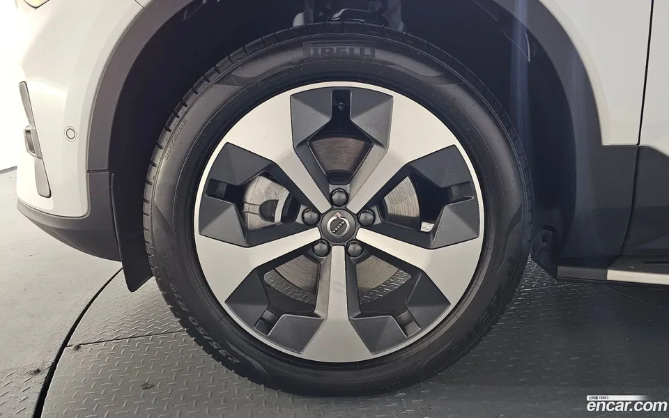 Volvo XC40 B4 2023 — thumbnail 2