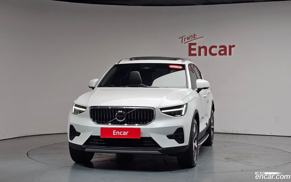 Volvo XC40 B4 2023 — thumbnail 3