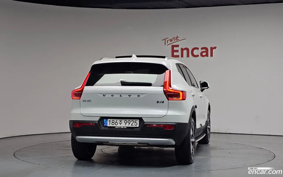 Volvo XC40 B4 2023 — thumbnail 4