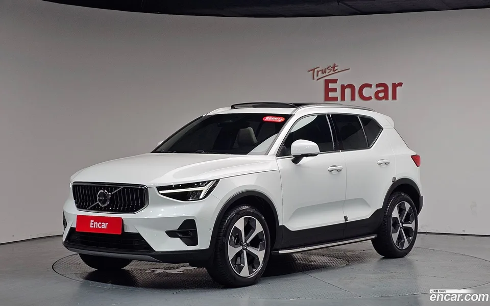 Volvo XC40 B4 2023 — photo 1, buy with delivery to Moscow