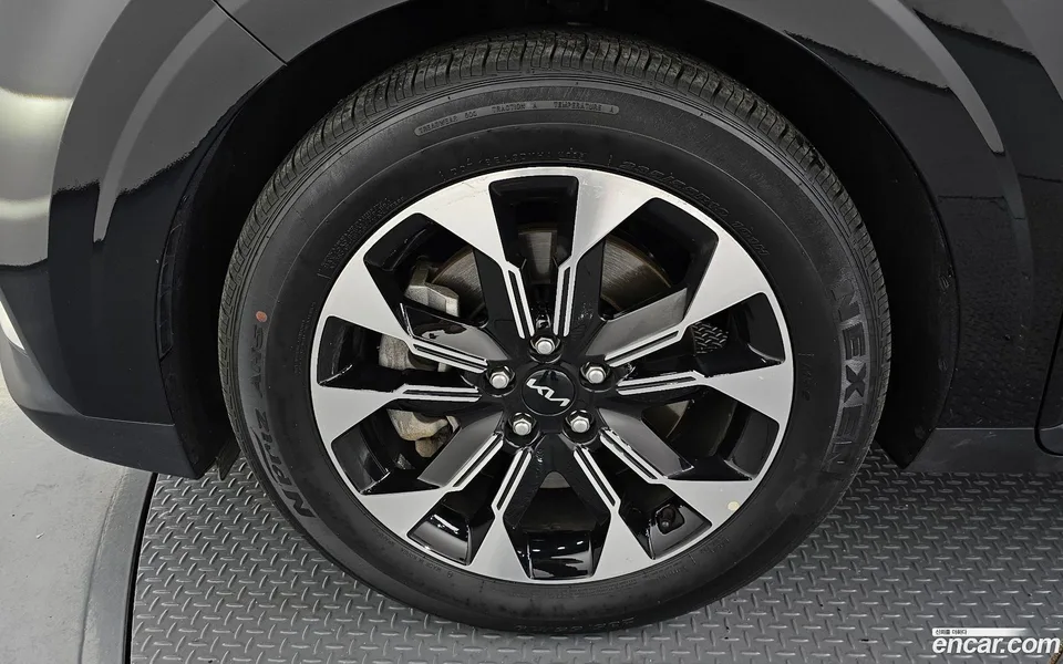 Kia Carnival 9 2023 — thumbnail 2