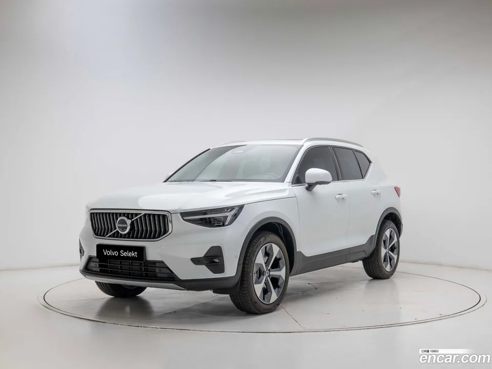 Volvo XC40 B4 2026 — photo 1, buy with delivery to Moscow